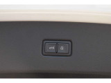 荷物の積み下ろしをスムーズにする、電動テールゲートの操作スイッチ。