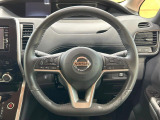 インテリアに合わせたデザインのステアリングは、運転される方のことも考え、運転しやすい形状、大きさです。是非一度、実際に触ってお確かめください。