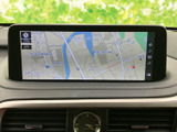 高精細なディスプレイが、運転をサポートします。地図表示も見やすく、目的地への到着をスムーズに導きます。様々な情報に触れられます。
