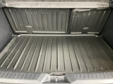 ラゲッジルーム内の凹凸をなくす事でスッキリした広がりを造りだし、荷物がスムーズに出し入れできる気持ちよさ、使い易さを実現!