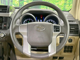 インテリアに合わせたデザインのステアリングは、運転される方のことも考え、運転しやすい形状、大きさです。是非一度、実際に触ってお確かめください。