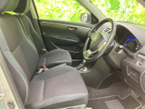 広々とした室内空間は、ドライバーもゆったりとくつろげます。運転しやすいシートポジションで、快適なドライブを楽しめます。