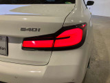 L字型リアコンビランプ:BMWの伝統的なデザインのひとつです。夜間でも誰が見てもBMWとわかる印象的なデザイン。
