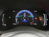 とっても見やすいメーターです。夜間時はラグジュアリーな気分にさせてくれる照明が魅力ですので、夜のドライブも楽しみになりますよ♪