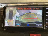 【パノラミックビューモニター】映像で、見づらい車両周辺の確認をアシスト。クルマを真上から見ているような映像を表示。 運転席から確認しにくい車両周囲の状況を把握。