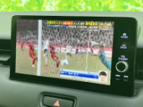 停車中にテレビや動画を楽しめる機能が搭載。休憩時間など、リラックスした時間を過ごせます。(※走行中の視聴はしないでください)。