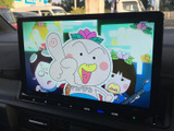 停車中には、テレビや映像コンテンツをお楽しみいただけます。長距離移動の際の休憩時間に、リラックスできる空間を提供します。