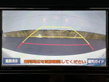 狭い場所での駐車も安心。後方の状況をわかりやすく映し出し、安全な運転をサポートします。ガイドライン表示で、距離感がつかみやすい設計です。