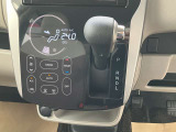 ◆オートエアコン◆車内に取り込む外気をキレイにして、安心おでかけ!操作性と視認性に優れたタッチパネル式です!凹凸が少なく、お掃除が楽にできます!