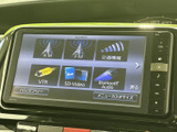 多彩な表示モードで、ドライブがさらに楽しくなります。ラジオやCDはもちろん、SDカードやBluetooth接続も可能です。