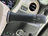 操作しやすい位置に配置されたウインカーレバー。スムーズな操作で、安全な車線変更をサポートします。
