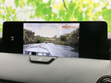 停車中には、TVやDVDなどの映像を楽しめます。後部座席の方への配慮も忘れずに。長距離移動も退屈させません。