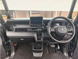操作性に優れた運転席となります!小物入れや各ボタンの配置にこだわり、使いやすいです!座り心地もよく視認性も良好なのでロングドライブもお任せ下さい!