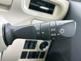 操作しやすいウインカーレバーで、安全な車線変更をサポート。確実な操作感で、周囲への意思表示をスムーズに行えます。