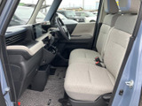 運転席からの視界が広く、運転操作もスムーズに行えます。快適な運転環境が、毎日の通勤をサポートします。