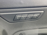 ボタン一つで自分好みの運転位置を一瞬で再現します!シートや鏡の位置を記憶できるので、家族で運転を交代してもすぐにベストな姿勢に戻せます。細かく電動調節でき、長距離ドライブでも疲れず快適です。