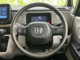 握りやすい形状のステアリングは、長距離運転でも疲れにくい設計です。オーディオや通話機能など、便利なスイッチ類を操作できます。快適なドライブをサポートします。