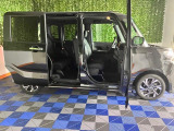 【両側電動スライドドア】運転席に設置されたボタンひとつで簡単な電動スライドドア☆ドアを自動で開閉できるため、車内にいながら家族や友達を迎える事ができます^^