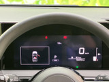 視認性の高いメーターで、運転に必要な情報をしっかりと確認できます。デザインも洗練されており、運転席の雰囲気を高めます。