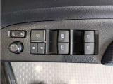 パワーウィンドウスイッチです。当たり前にないと不便な装備ですよね!