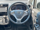 インテリアに合わせたデザインのステアリングは、運転される方のことも考え、運転しやすい形状、大きさです。是非一度、実際に触ってお確かめください。