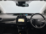 運転席周りはシンプルで機能的にまとめられています。操作しやすい配置で、快適なドライビングをサポート。広々とした空間で、リラックスした運転をお楽しみください。