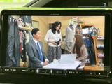 停車中に映像を楽しめるTV機能。休憩時間などにリラックスできる空間を提供します。