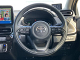 握りやすい形状のステアリングは、運転中の操作性を高めます。オーディオやハンズフリー通話のスイッチも配置され、快適なドライブをサポートします。