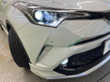 【LEDヘッドライト】悪天候や夜間走行時も良好な視界を確保し安心して運転できる高輝度LEDヘッドライトを装備!点灯速度が早く、消費電力も抑えられています。