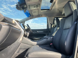 上質な素材が使われた内装は、落ち着いた雰囲気。運転席に座ると、特別な空間が広がります。快適な運転体験を。