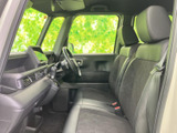 運転しやすいように設計された空間。操作しやすい位置に配置されたスイッチ類が、快適なドライビングをサポートします。