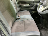 運転席からの視界は広く、運転操作もスムーズに行えます。座り心地の良いシートで、長距離ドライブも疲れにくく快適です。落ち着いた空間です。