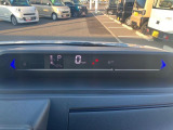 センターメーターを採用しております^^視線の移動が少なく、より安全な運転ができますね!