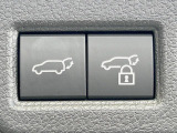 【パワーバックドア】スマートキーや運転席のボタンを押すだけでリアゲートが自動で開閉します!荷物を持っている時や、高い位置にあるバックドアを閉める際に便利な機能です♪