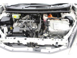 エンジンルームの樹脂部分は丁寧に磨いてツヤをだしています。当社の中古車のエンジンルームクリーニングはとても自信があります★