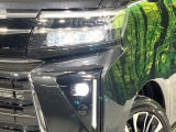 【LEDヘッドライト】悪天候や夜間走行時も良好な視界を確保し安心して運転できる高輝度LEDヘッドライトを装備!点灯速度が早く、消費電力も抑えられています。