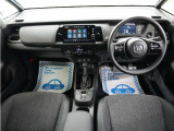 運転にかかわる様々な操作を安全に行えるように視点移動が少なく、操作性に配慮されたスイッチ類が凝縮されたコクピットです。