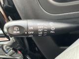 雨天時でもクリアな視界を確保できるワイパーレバー。様々なモードを切り替えられ、状況に応じた運転をサポートします。