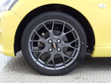 純正なので車に似合うデザインになっていますね。スタッドレスタイヤもご相談下さい。