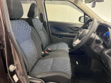 運転席も広くゆとりのある室内です