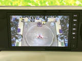 停車中にテレビや映像を楽しめる機能が搭載されています。長距離移動の待ち時間も快適に過ごせるのが魅力です。