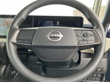 握りやすいステアリングは、運転操作をスムーズにします。オーディオやハンズフリー通話の操作も、直感的に行えます。