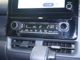 【オートエアコン】設定した温度になるように車が自動で風量や吹き出し口、冷暖房の強さを調整してくれるエアコンです。一度温度を設定すれば、自動で快適な室温を保ってくれるので運転に集中しやすいですよ♪
