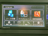 見やすい地図画面で、スムーズなナビゲーションを実現。周辺情報も確認でき、初めての場所でも安心して運転できます。