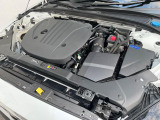 【B5エンジン(マイルドハイブリッド2.0Lターボ)】燃費と走行性能に優れた48Vハイブリッドシステム搭載のターボエンジン。高回転では優れたレスポンスと伸びやかなドライビングフィールが特徴です。