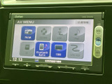 様々なメディアに対応し、多彩な音源を楽しめます。CD、USB、Bluetoothなど、好みの方法で音楽を再生。車内空間を彩ります。