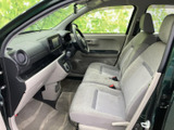 運転席周りの空間は、シンプルで使いやすくまとめられています。必要な情報を一目で確認でき、安全運転をサポート。快適な運転環境です。