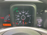 視認性の高いメーター類で、運転情報を的確に把握できます。エンジンオイルや水温など、車両の状態もひと目で確認できるので安心です。