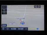 ナビ付きで、遠出や初めての道も安心。道に迷う心配が少なく、同乗者との会話や運転に集中出来ます。ご家族でのお出かけにも心強いポイントです。