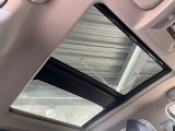 【大型サンルーフ】車内の解放感が一気に上がる大型のパノラマルーフ!季節を問わず開放的で快適なドライブをお楽しみいただけます。流通量も少なく希少価値の高い人気の装備です♪